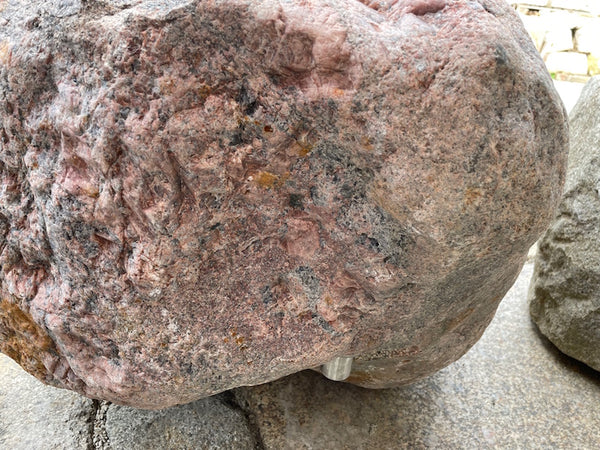 Kleiner Findlingsbrunnen aus rotem Granit mit Patina