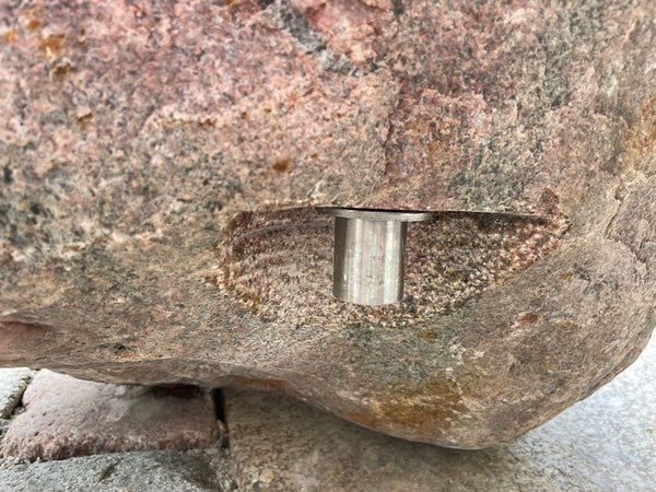 Kleiner Findlingsbrunnen aus rotem Granit Befestigung Wasserhahn