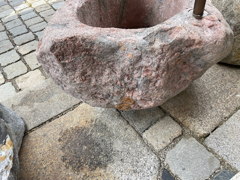 Kleiner Findlingsbrunnen aus rotem Granit