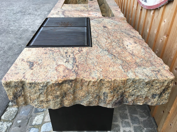 Gartenküche München mit gelben Granit