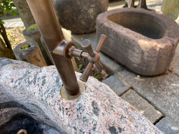 Alter Findlingsbrunnen mit wunderschöner Farbe