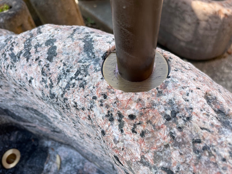 Alter Findlingsbrunnen mit wunderschöner Farbe