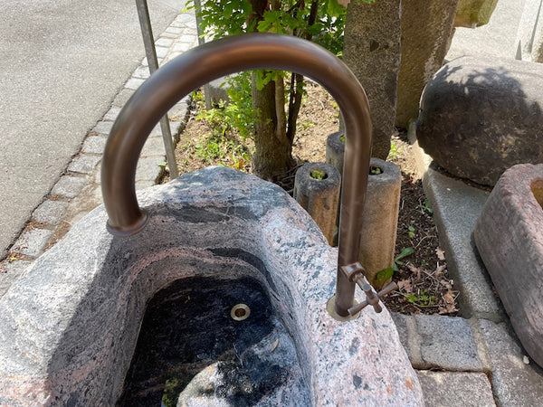 Messingeinlauf für einen Findlingsbrunnen