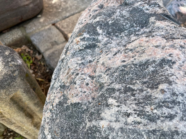 Alter Findlingsbrunnen mit wunderschöner Farbe Oberfläche