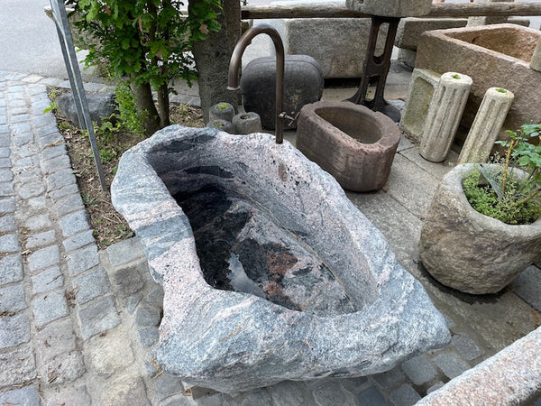 Alter Findlingsbrunnen mit wunderschöner Farbe Rückansicht