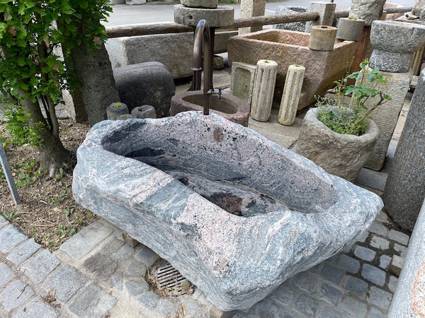 Alter Findlingsbrunnen mit wunderschöner Farbe kaufen