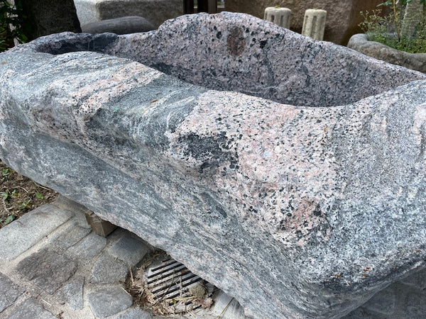 Alter Findlingsbrunnen mit wunderschöner Farbe