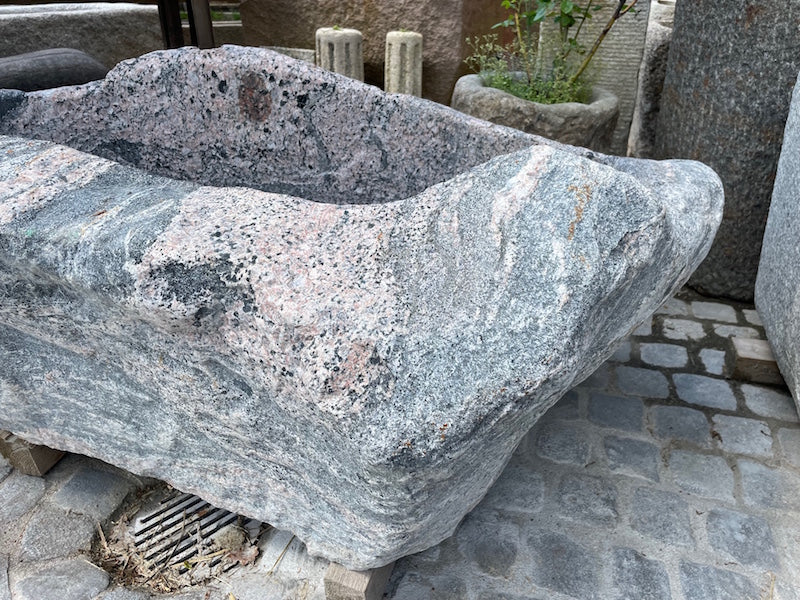 Alter Findlingsbrunnen Oberfläche geflammt