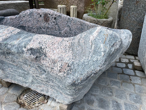 Alter Findlingsbrunnen Oberfläche geflammt