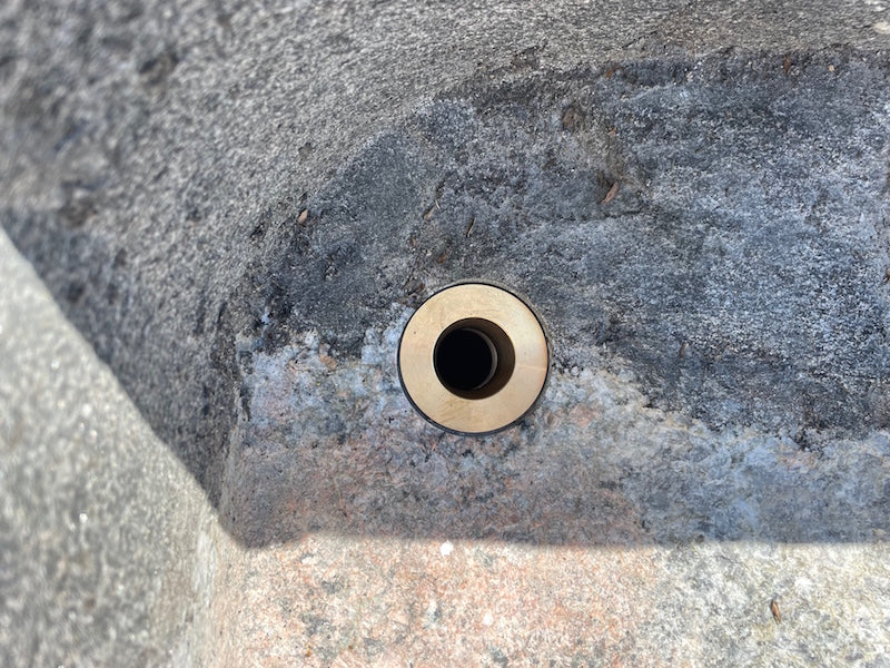 Findlingsbrunnen Wasserauslauf