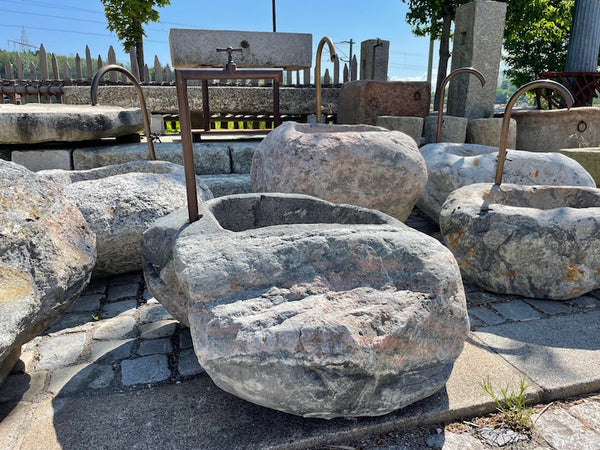 Findlingsbrunnen aus Schlesien Seitenansicht