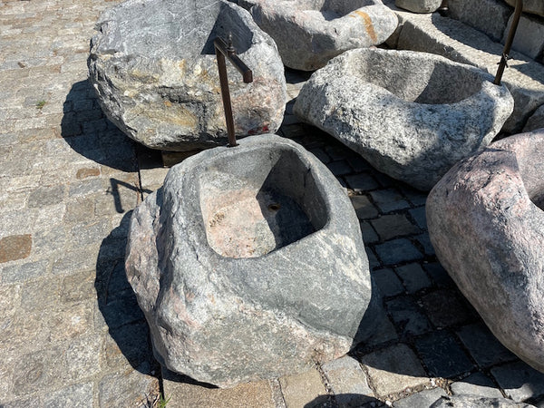 Findlingsbrunnen aus Schlesien Oberfläche