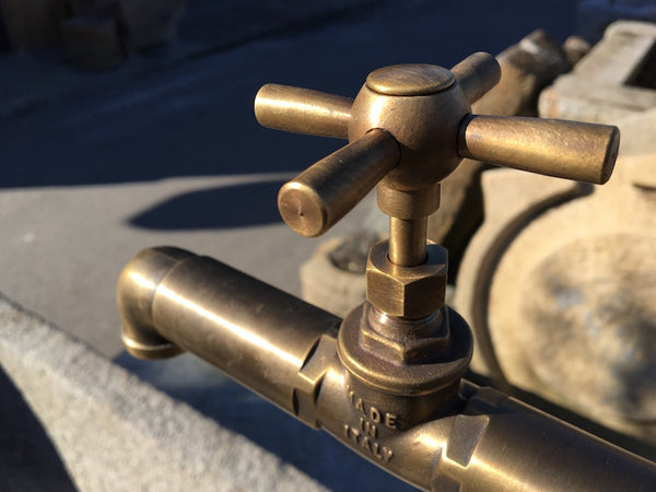 Wasserhahn für Steinbrunnen mit Handrad