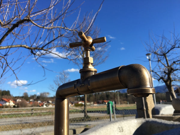 Wasserhahn für Steinbrunnen Detail Einlauf