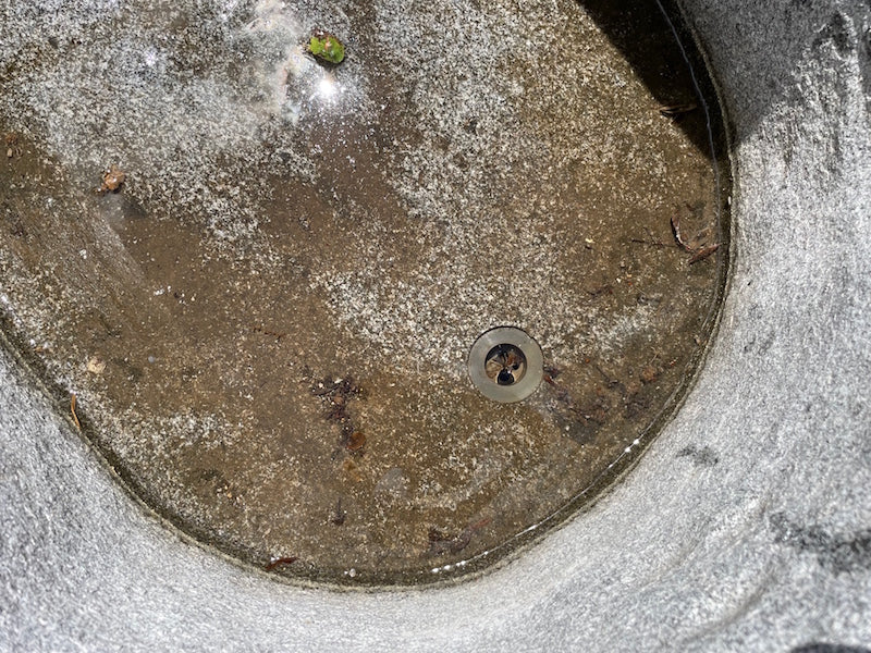 Granitbrunnen oval mit Wasserauslauf