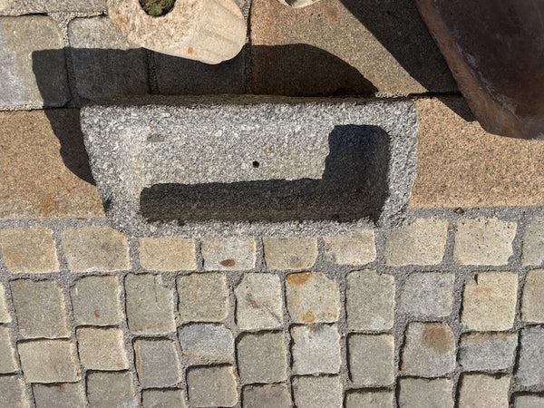 Kleiner Steintrog mit Bohrung