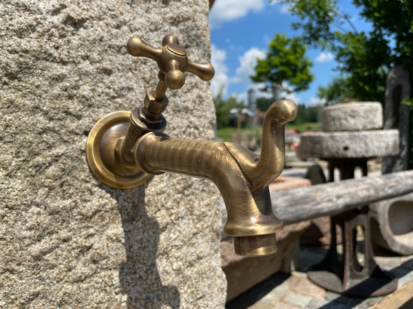 Wasserhahn Wandmontage Garten - Brunnen
