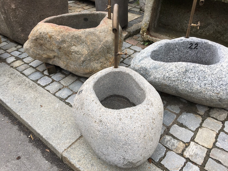 Findlingsbrunnen Farbe rosè Seitenansicht