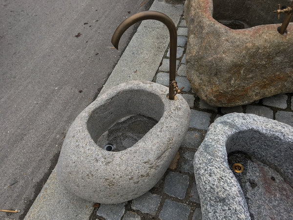 Findlingsbrunnen Farbe rosè Draufsicht