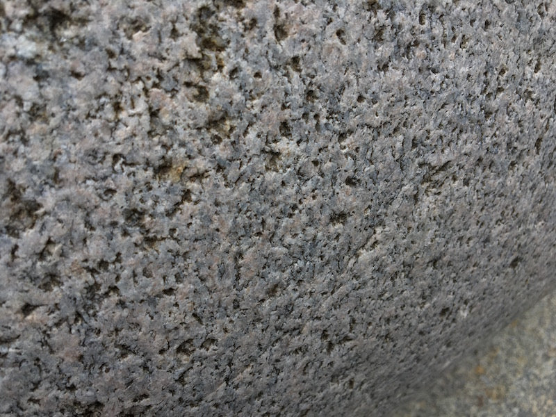 Findlingsbrunnen Farbe rosè mit schwarzen Einschlüssen