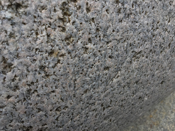 Findlingsbrunnen Farbe rosè mit schwarzen Einschlüssen