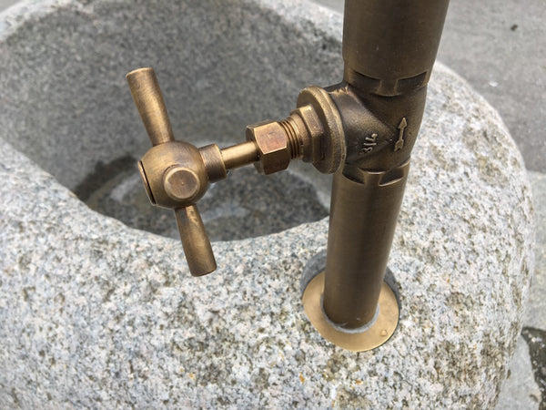 Findlingsbrunnen Farbe rosè Wasserhandrad