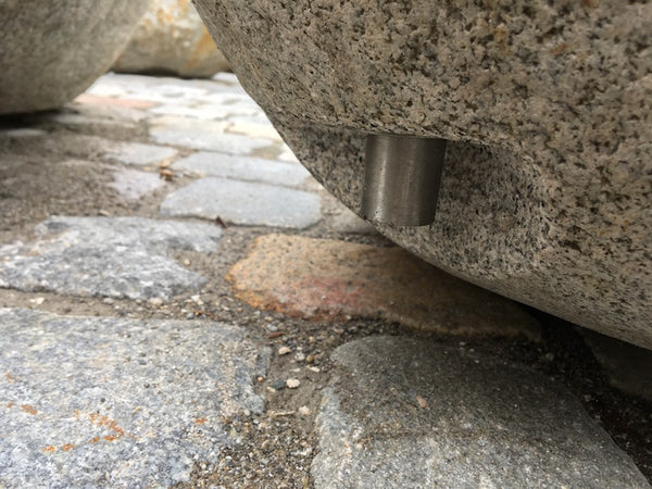 Findlingsbrunnen Farbe rosè Befestigung Einlauf