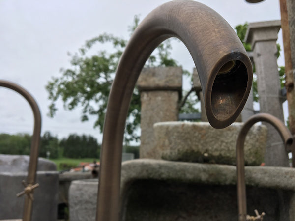 Findlingsbrunnen Farbe rosè Wassereinlauf