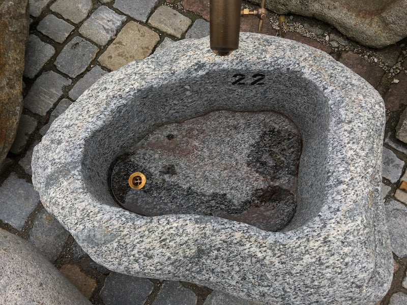 Kleiner Findlingsbrunnen mit farblichen Einschlüssen Brunnenbecken