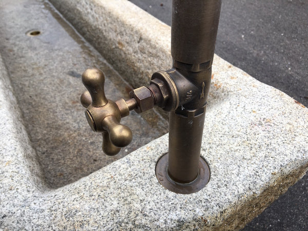 Wassertrog mit Wassereinlauf und Handrad