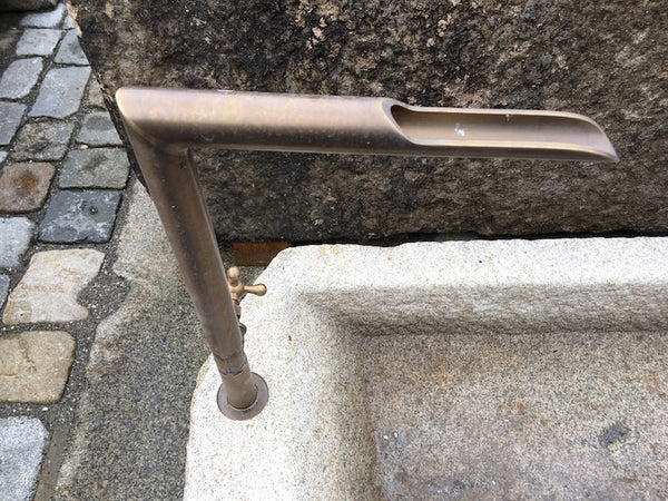 Wassertrog mit Wasserhahn