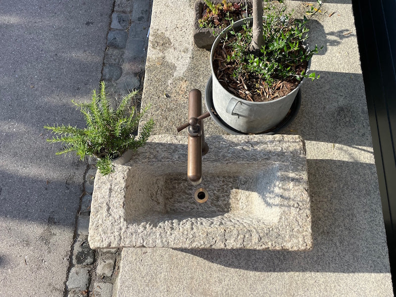 Brunnentrog mit Wassereinlauf