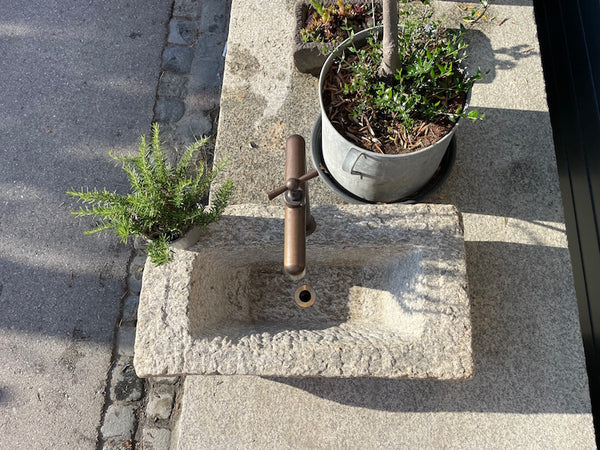 Brunnentrog mit Wassereinlauf