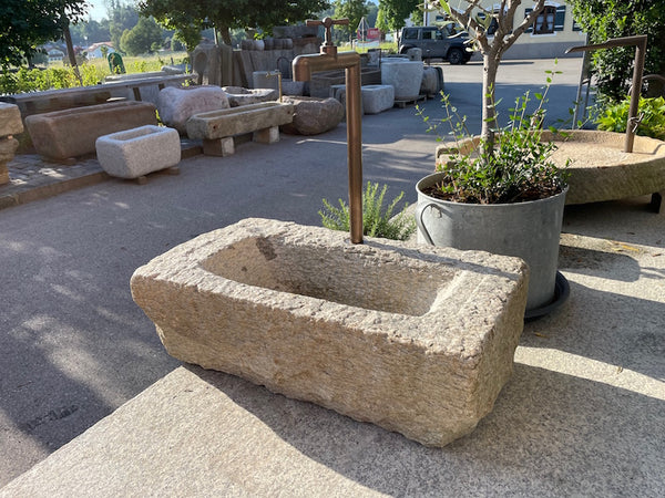 Alter Brunnentrog mit Wassereinlauf