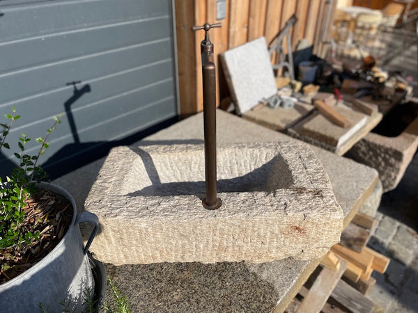 Brunnentrog mit Wassereinlauf