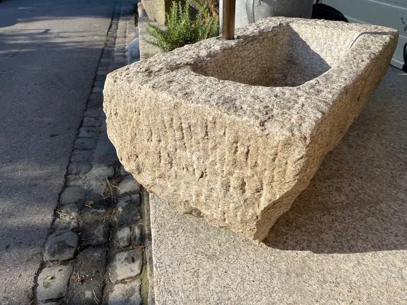 Brunnentrog mit Wassereinlauf