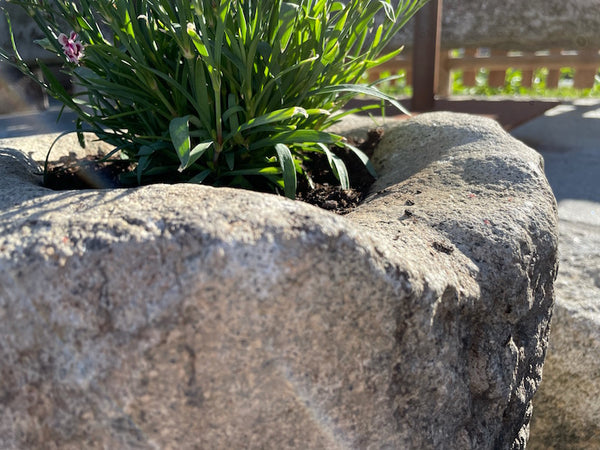 Alter Granitmörser Rückansicht