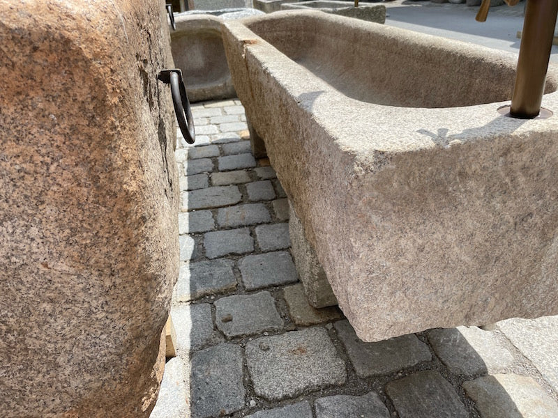 Oberfläche Brunnentrog