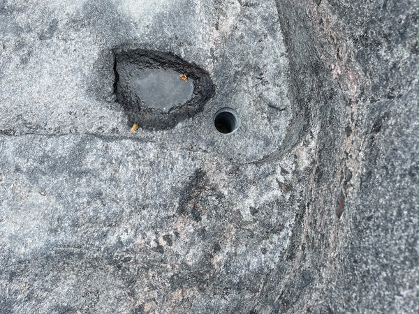 Gartenbrunnen Stein mit Wasserauslauf