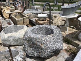 Findlingsbrunnen mit hellen Quarzeinschlüssen