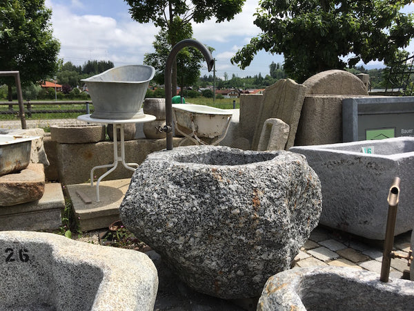 Findlingsbrunnen mit großen Quarzeinschlüssen