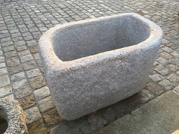 Blattförmiger Granitbrunnen