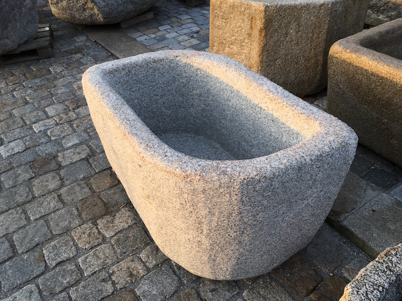 Blattförmiger Granitbrunnen Seitenansicht