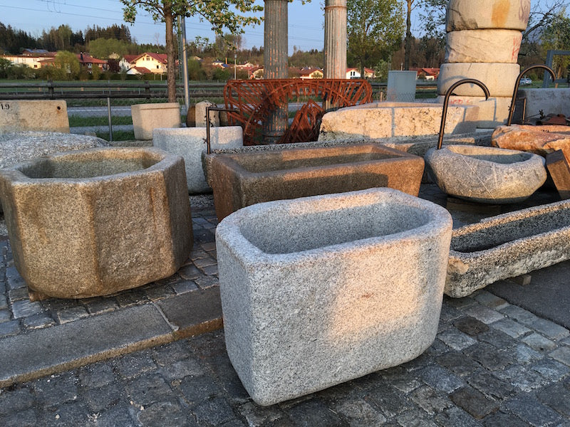 Blattförmiger Granitbrunnen