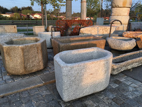 Blattförmiger Granitbrunnen