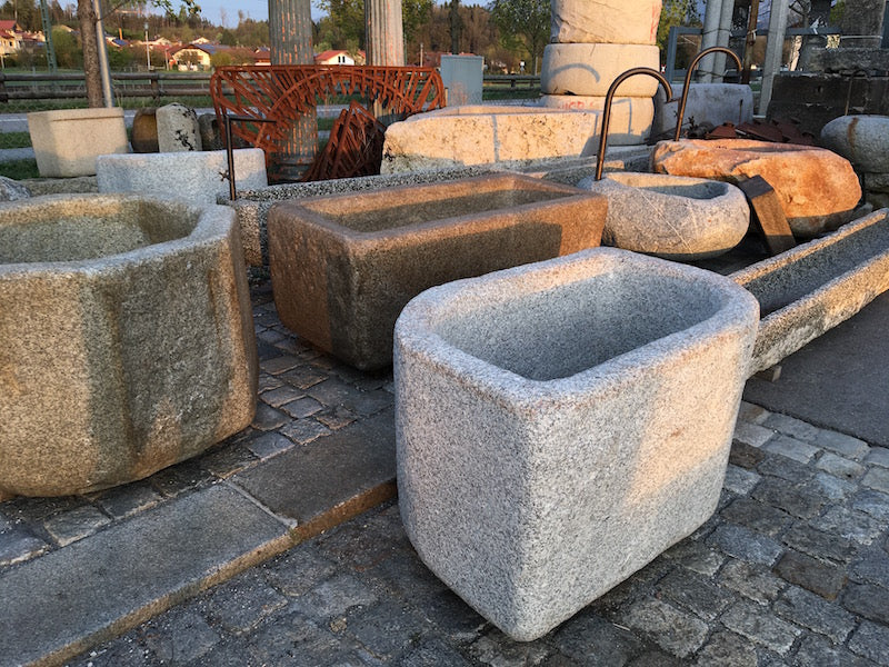 Blattförmiger Granitbrunnen