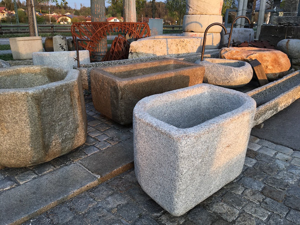 Blattförmiger Granitbrunnen