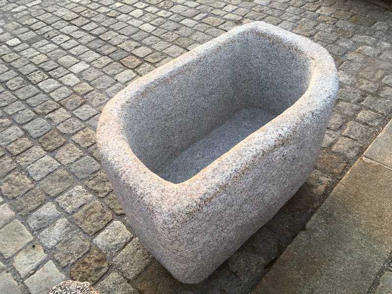 Blattförmiger Granitbrunnen Draufsicht