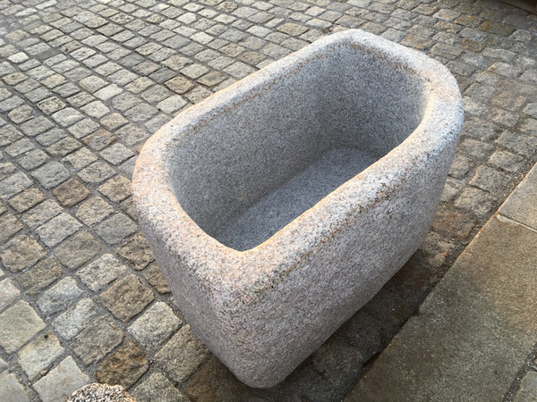 Blattförmiger Granitbrunnen Draufsicht