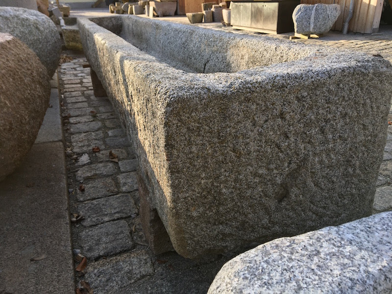 Alter Brunnentrog Farbe braun